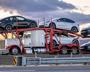 Hybrid vehicle transport truck shipping a hybrid car from Kansas to Oregon on an interstate route